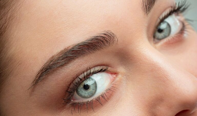 blicke_WEB_800.jpg Naheaufnahme eines Gesichts mit betonten Augenbrauen und strahlend blauen Augen.