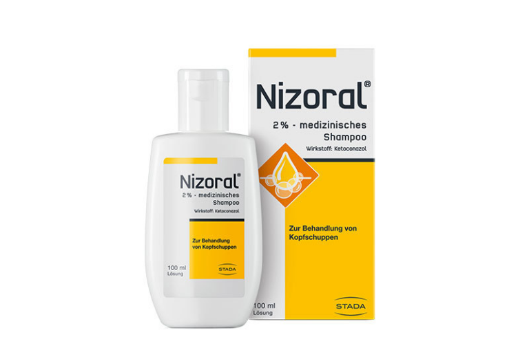 Nizoral 2% medizinisches Shampoo in einer weißen Flasche, umgeben von einer Verpackung zur Behandlung von Kopfschuppen.