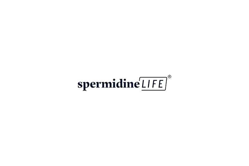 spermidine-life-logo.png Logo von spermidineLIFE, eine elegante Schriftart in Dunkelblau auf hellem Hintergrund.